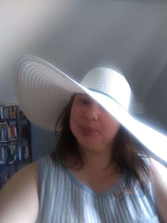 Kasia - Lewaczka w dużym, białym kapeluszu